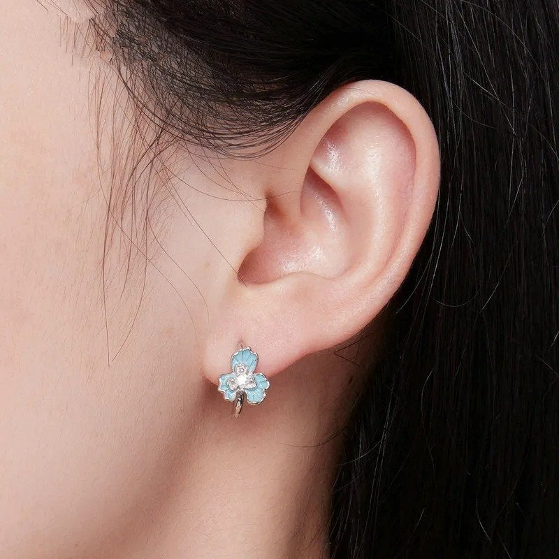 Boucles d'oreilles créoles fleurs iris émaillées bleues