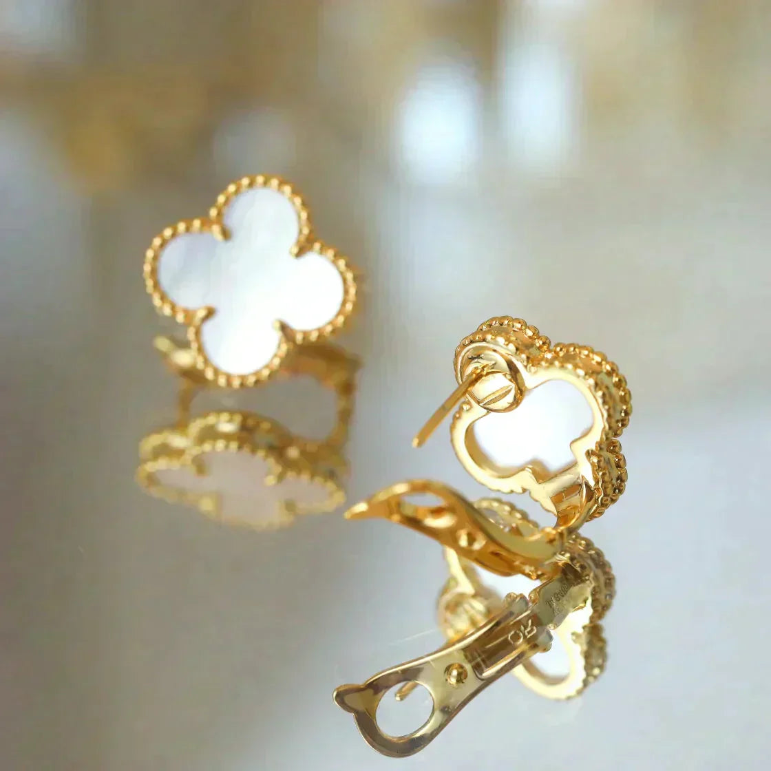 [Marins]CLOVER MEDIUM 1 MOTIFS  WHITE MOP STUD EARRINGS