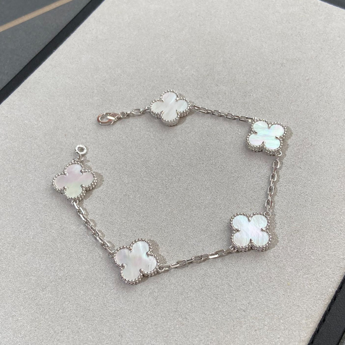 [Marins]CLOVER WHITE PEARL MOP 5 MOTIF BRACELET COLLECTION