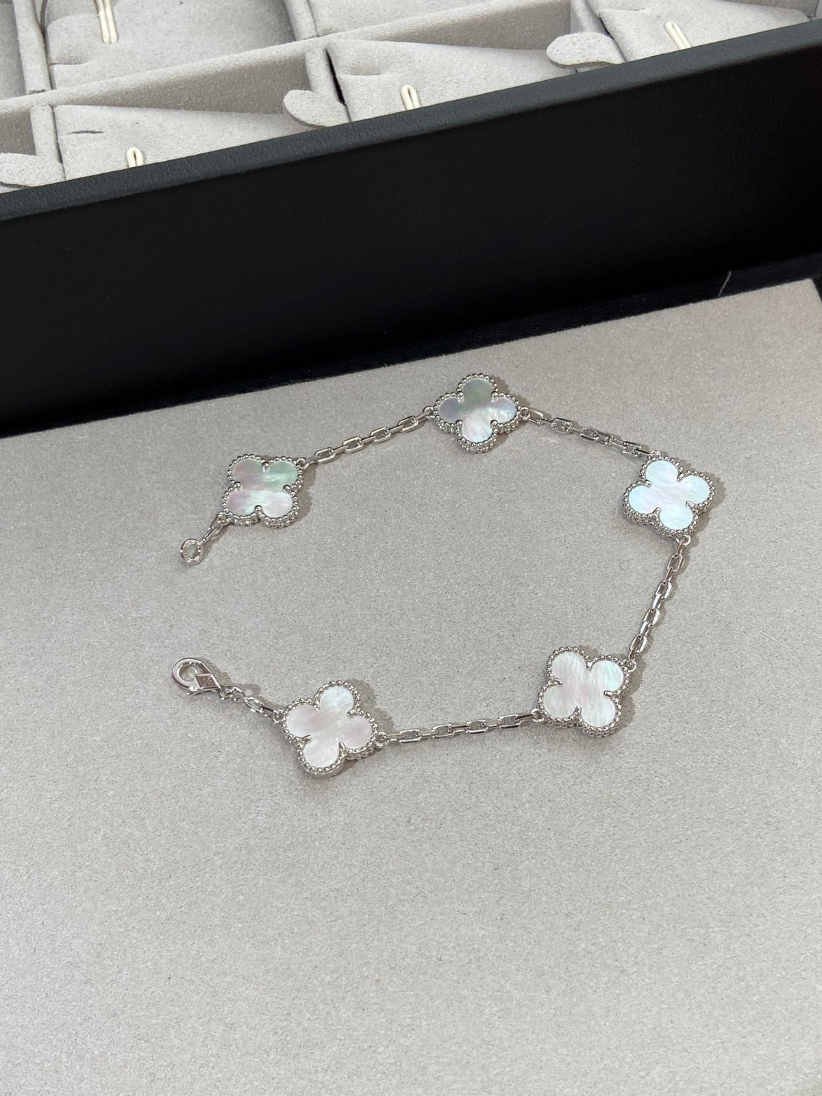 [Marins]CLOVER WHITE PEARL MOP 5 MOTIF BRACELET COLLECTION