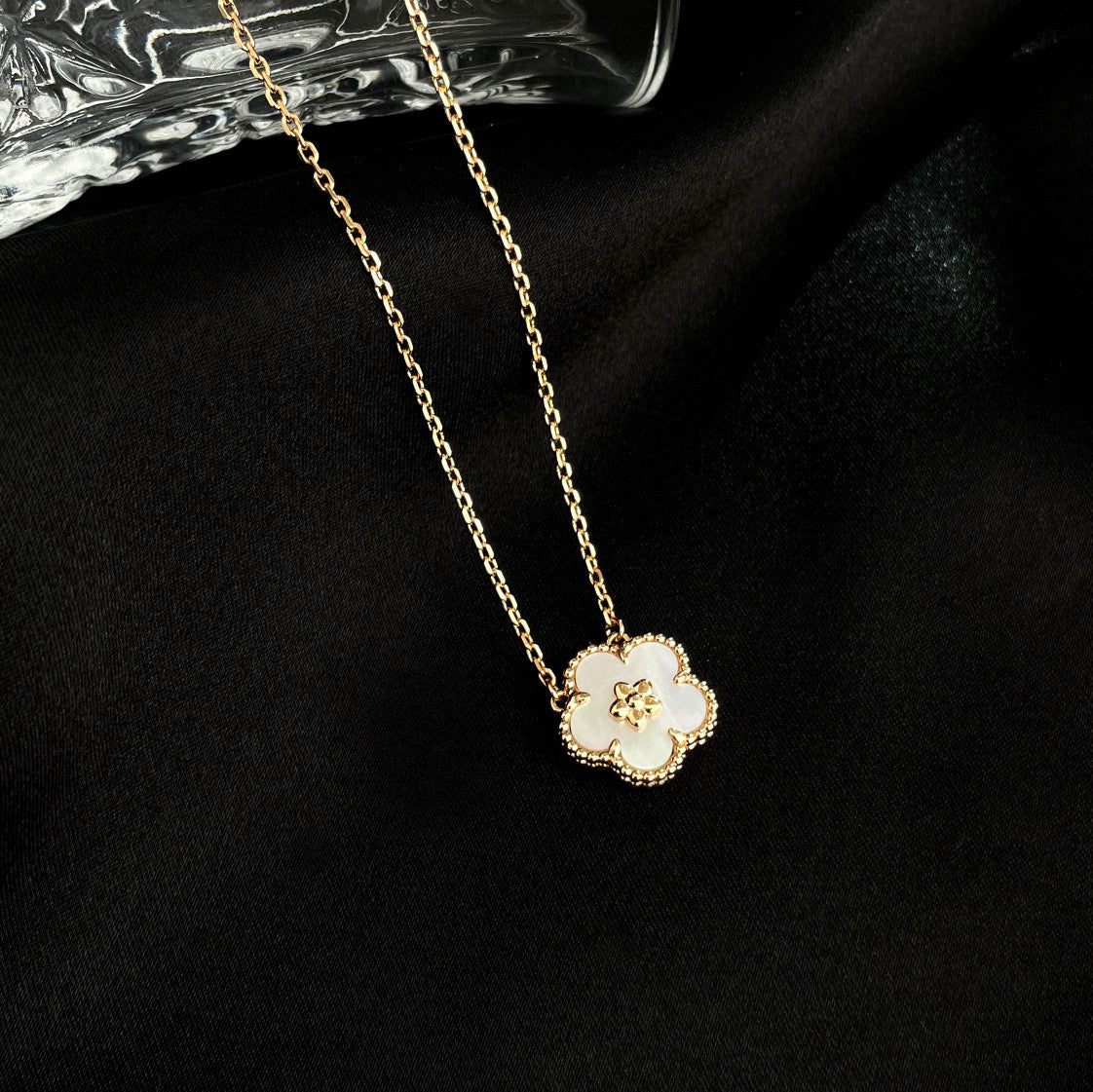 [Marins]LUCKY  WHITE MOP  PLUM BLOSSOM NECKLACE