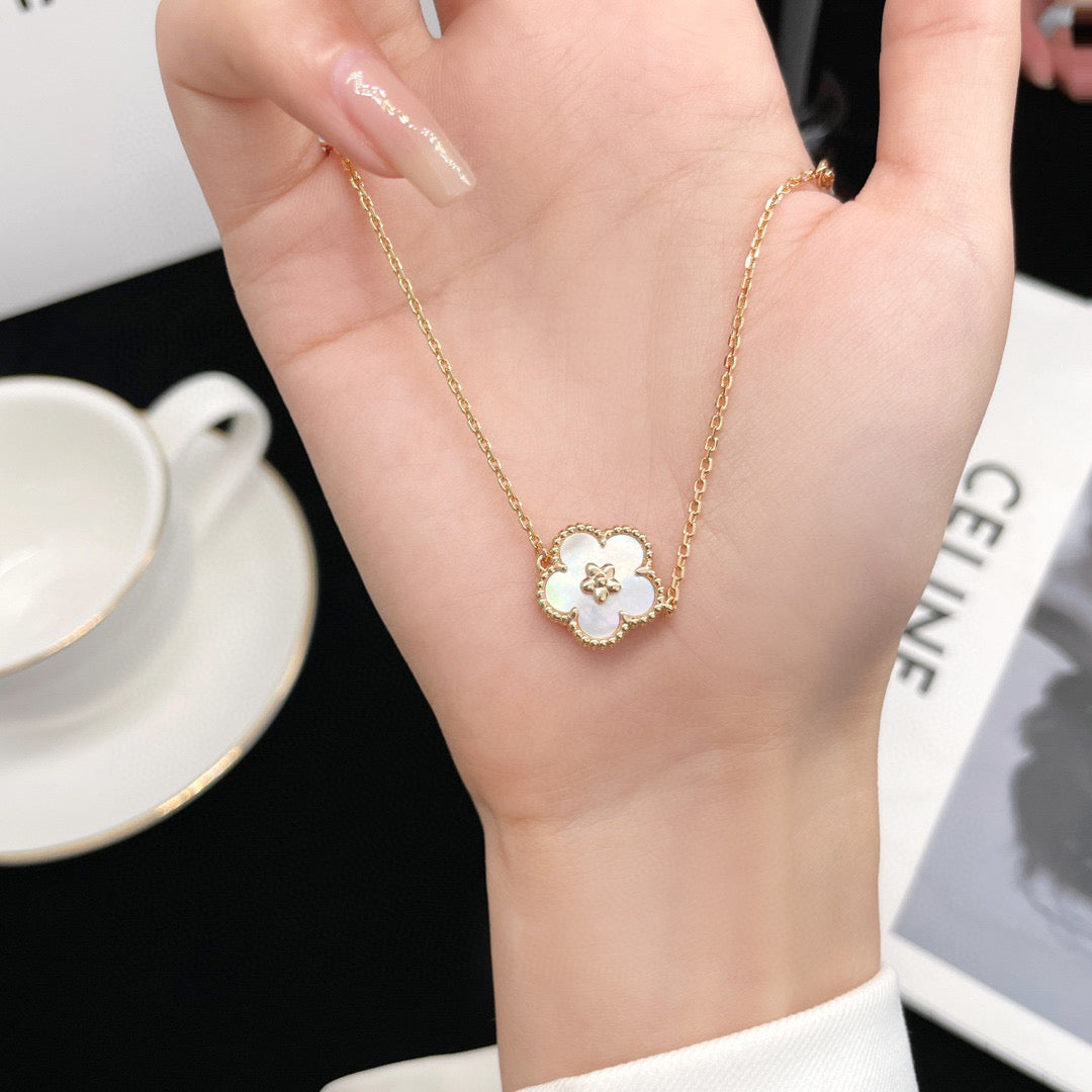 [Marins]LUCKY  WHITE MOP  PLUM BLOSSOM NECKLACE