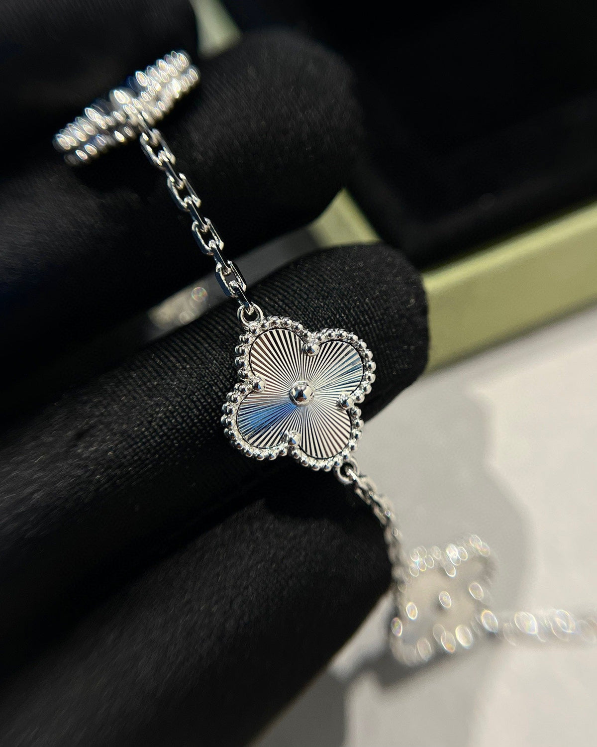 [Marins] CLOVER 5 MOTIF LASER BRACELET COLLECTION