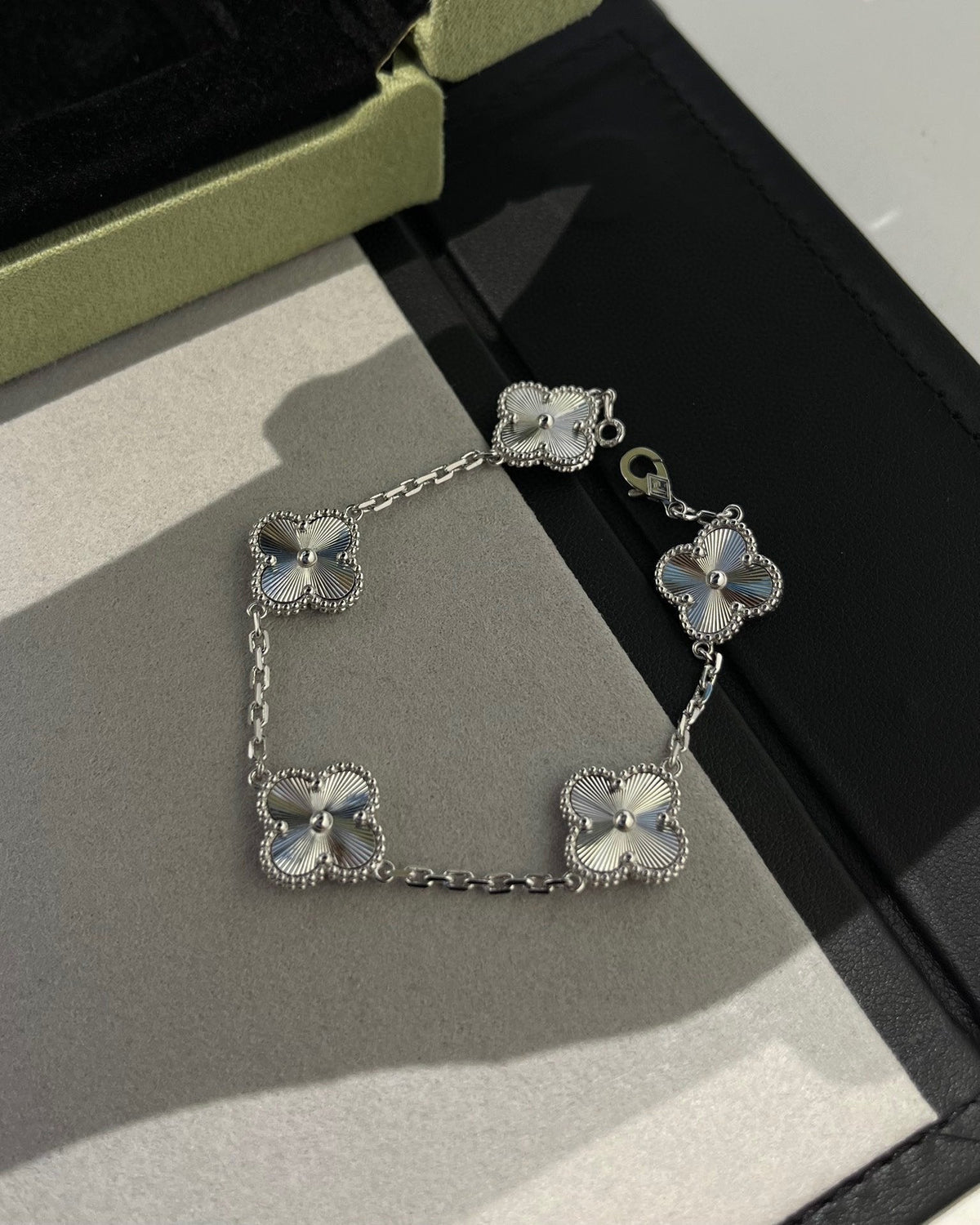 [Marins] CLOVER 5 MOTIF LASER BRACELET COLLECTION